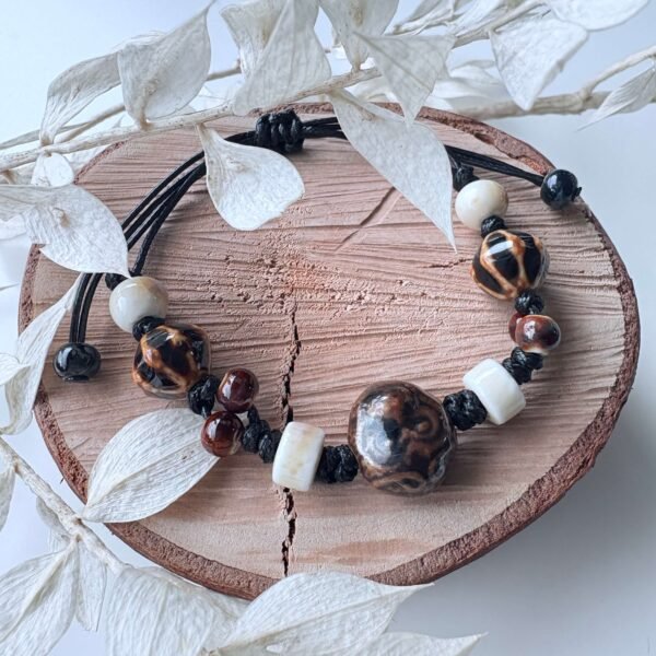 Keramiekkraal armband aap bruin