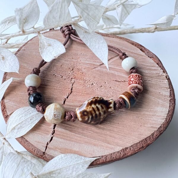 Keramiekkraal armband vis bruin