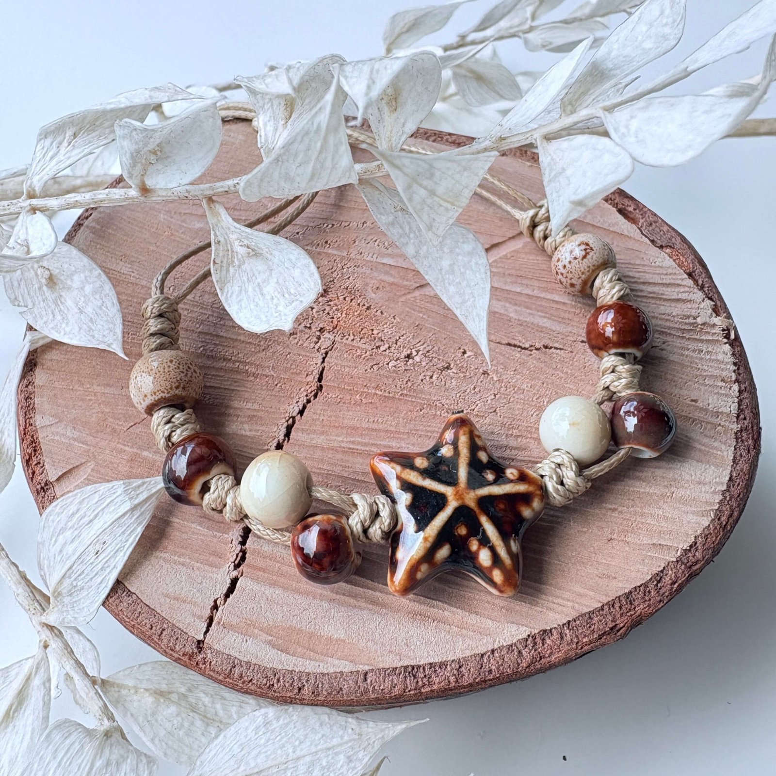 Keramiekkraal armband zeester bruin