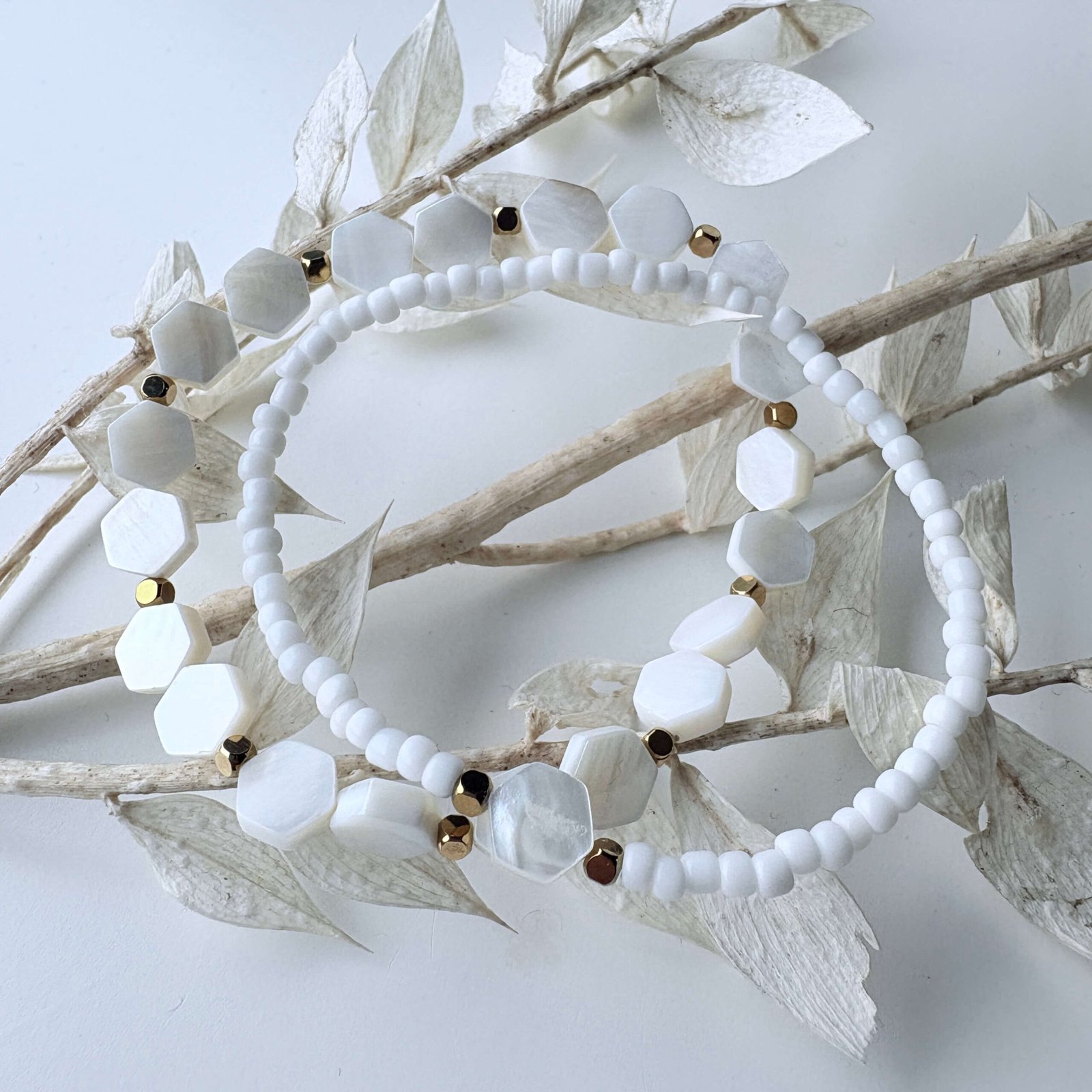 Armbandenset schelpkralen wit