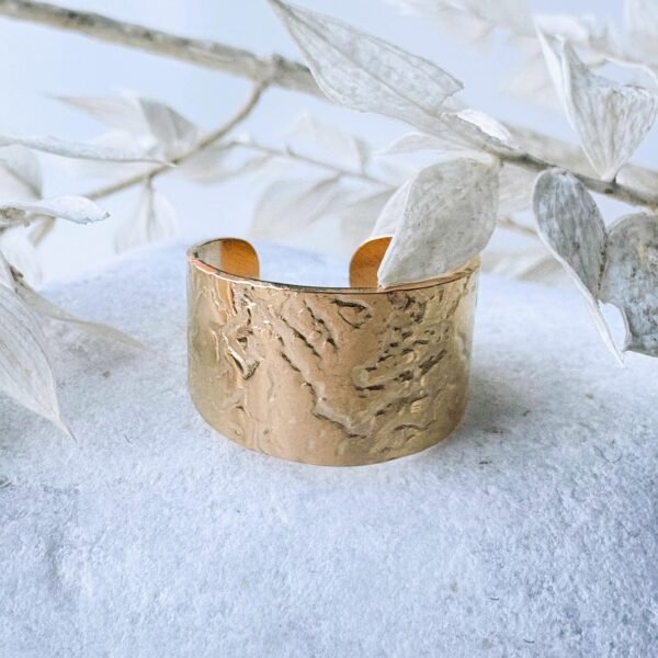 Brede ring met structuur goud