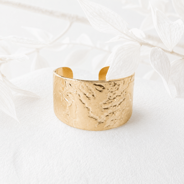 Brede ring met structuur goud RVS