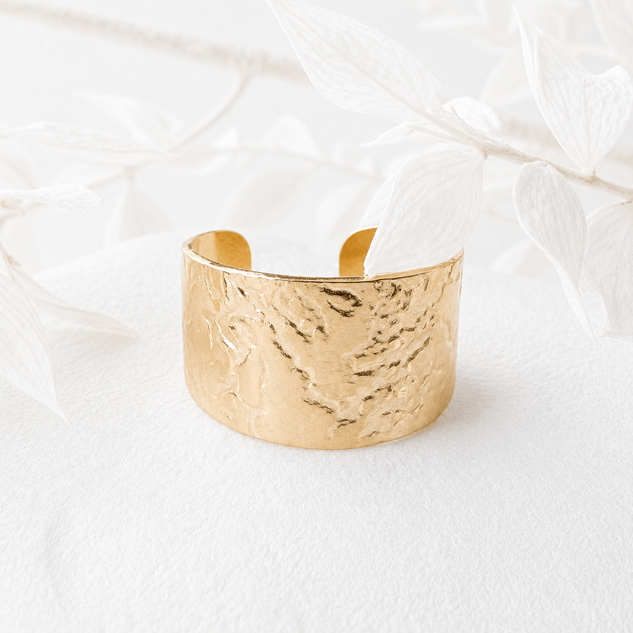 Brede ring met structuur goud RVS