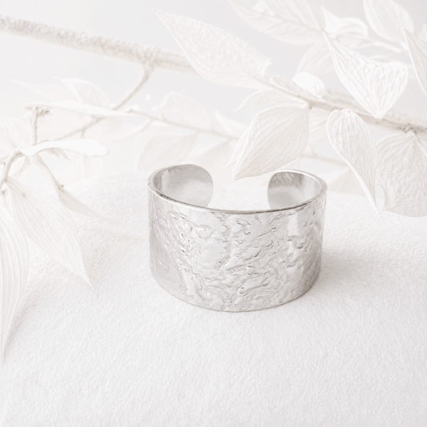 Brede ring met structuur zilver RVS