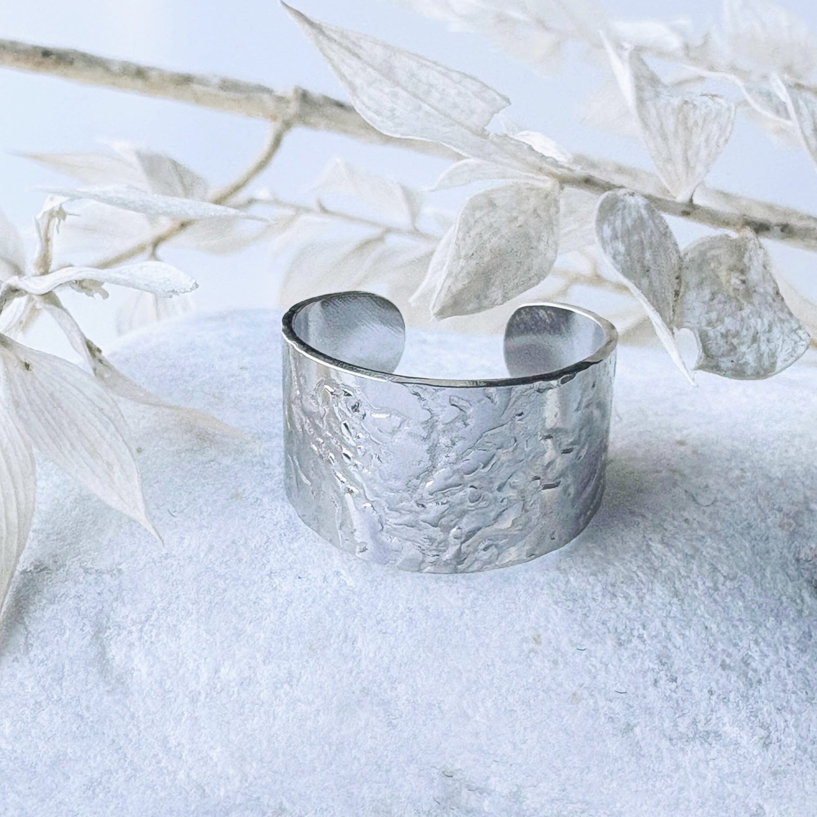 Brede ring met structuur zilver