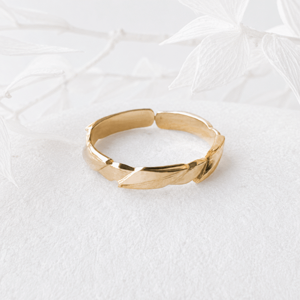 Dunne ring met structuur goud RVS