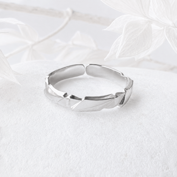 Dunne ring met structuur zilver RVS