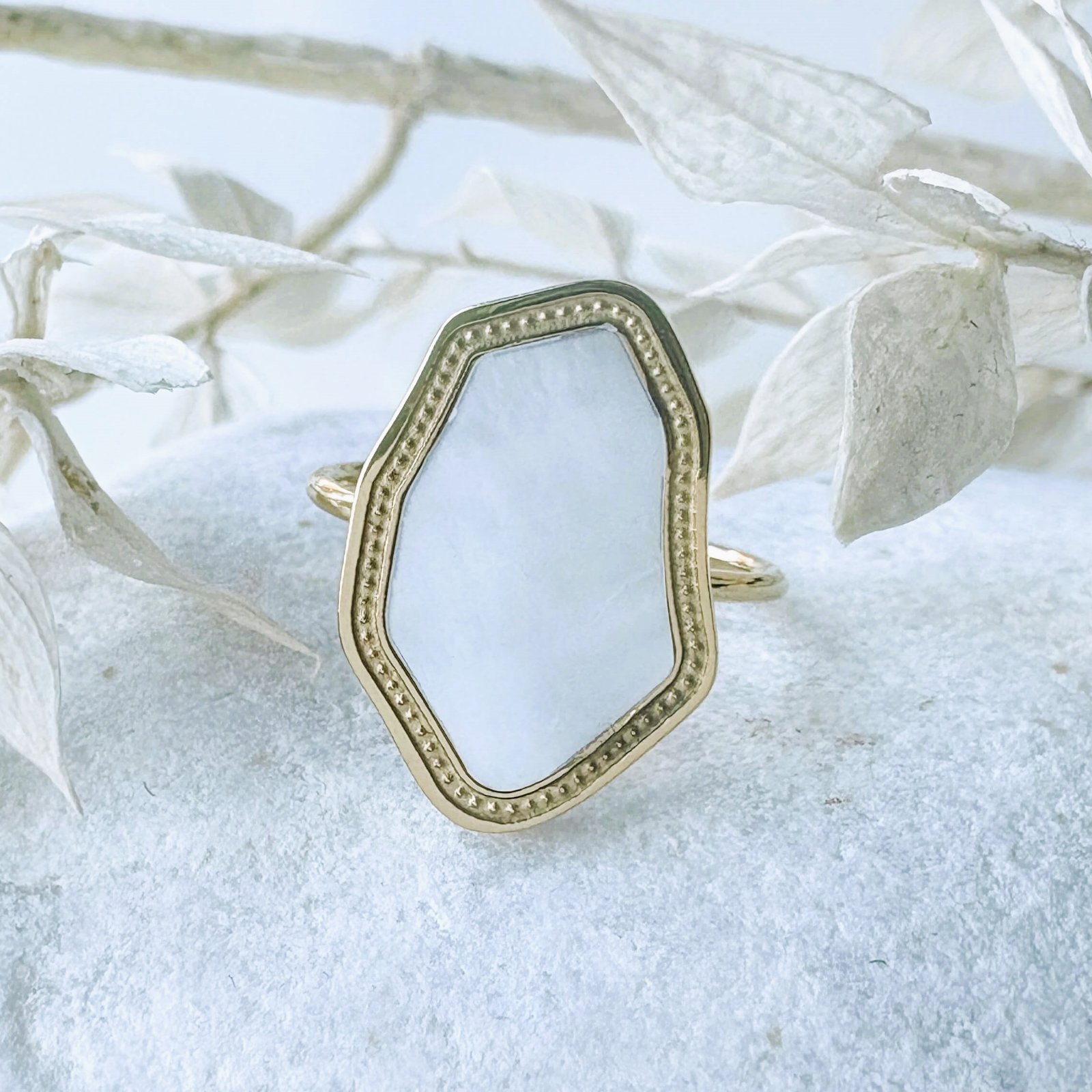 Geometrische ring met epoxy goud