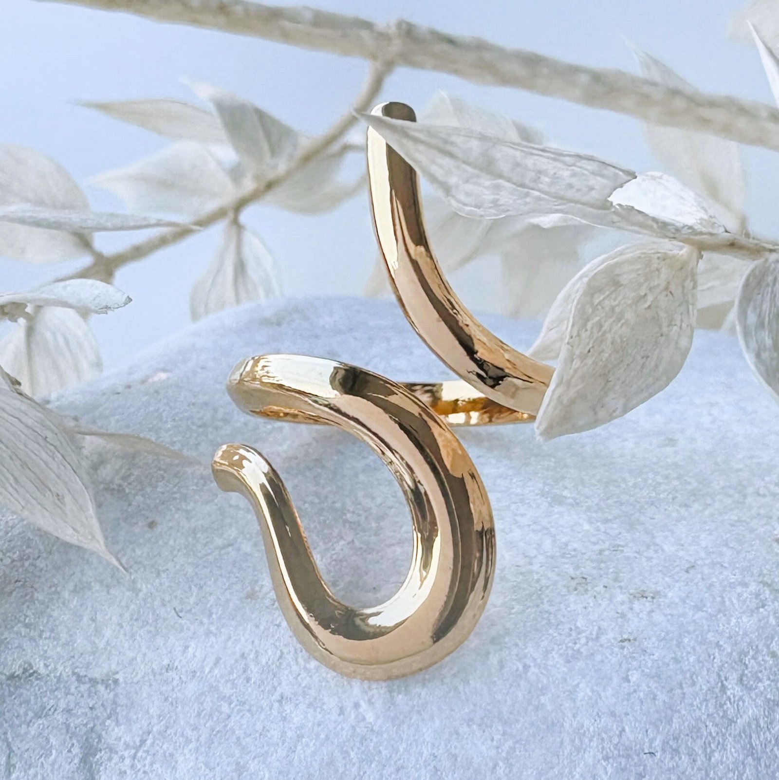 Grote ring gekruld goud