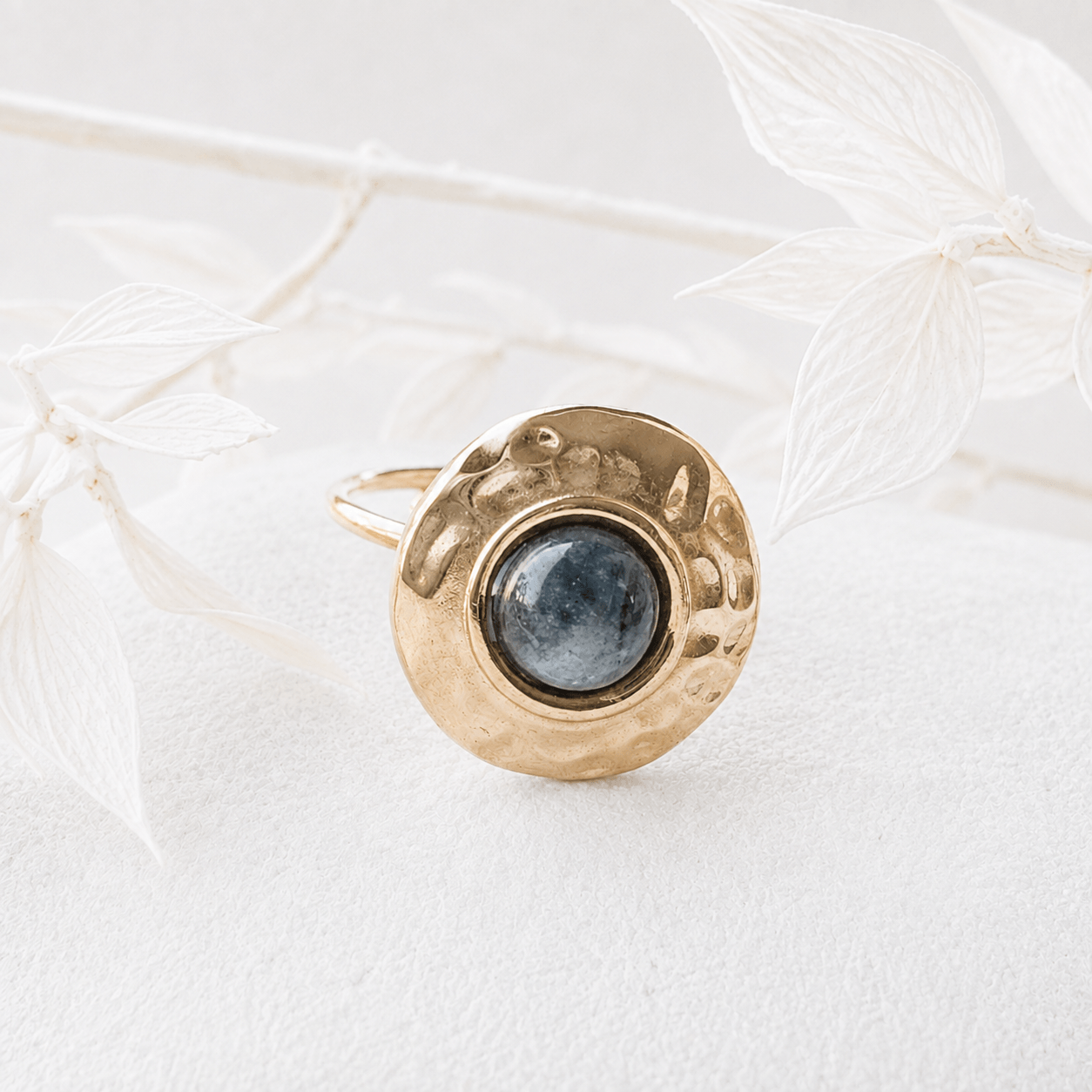 Ronde ring met natuursteen goud RVS